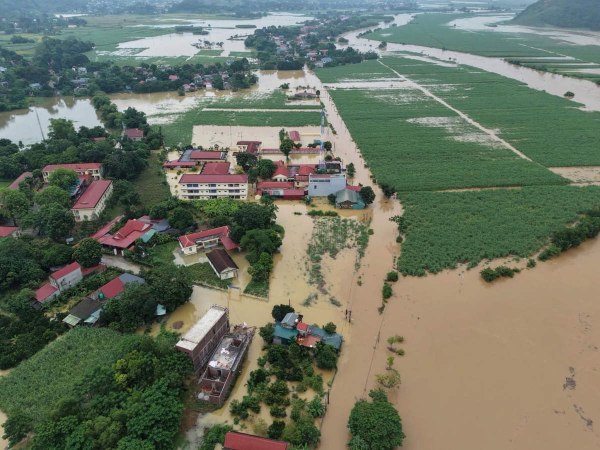 Để ứng phó với mưa lũ, UBND các địa phương này đã huy động lực lượng ứng trực 24/24 tại những đoạn đường ngập sâu. Ảnh xã Thành Vinh.