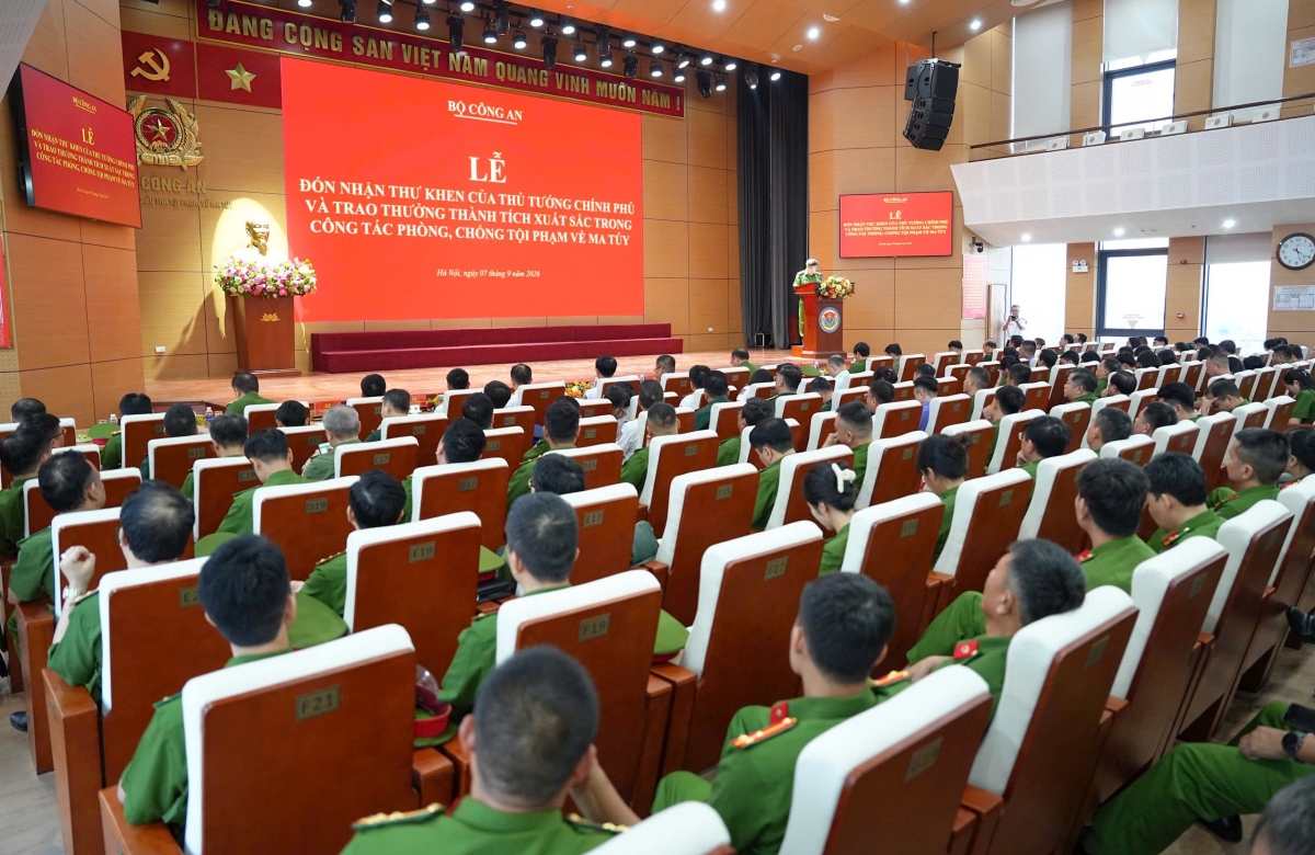 Lễ đón nhận thư khen của lãnh đạo Chính phủ và trao thưởng các tập thể, cá nhân có thành tích xuất sắc trong đấu tranh phòng, chống tội phạm ma túy.