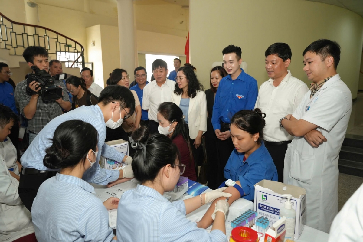 Đông đảo thanh niên công nhân và người dân tham gia chương trình khám sức khỏe miễn phí.