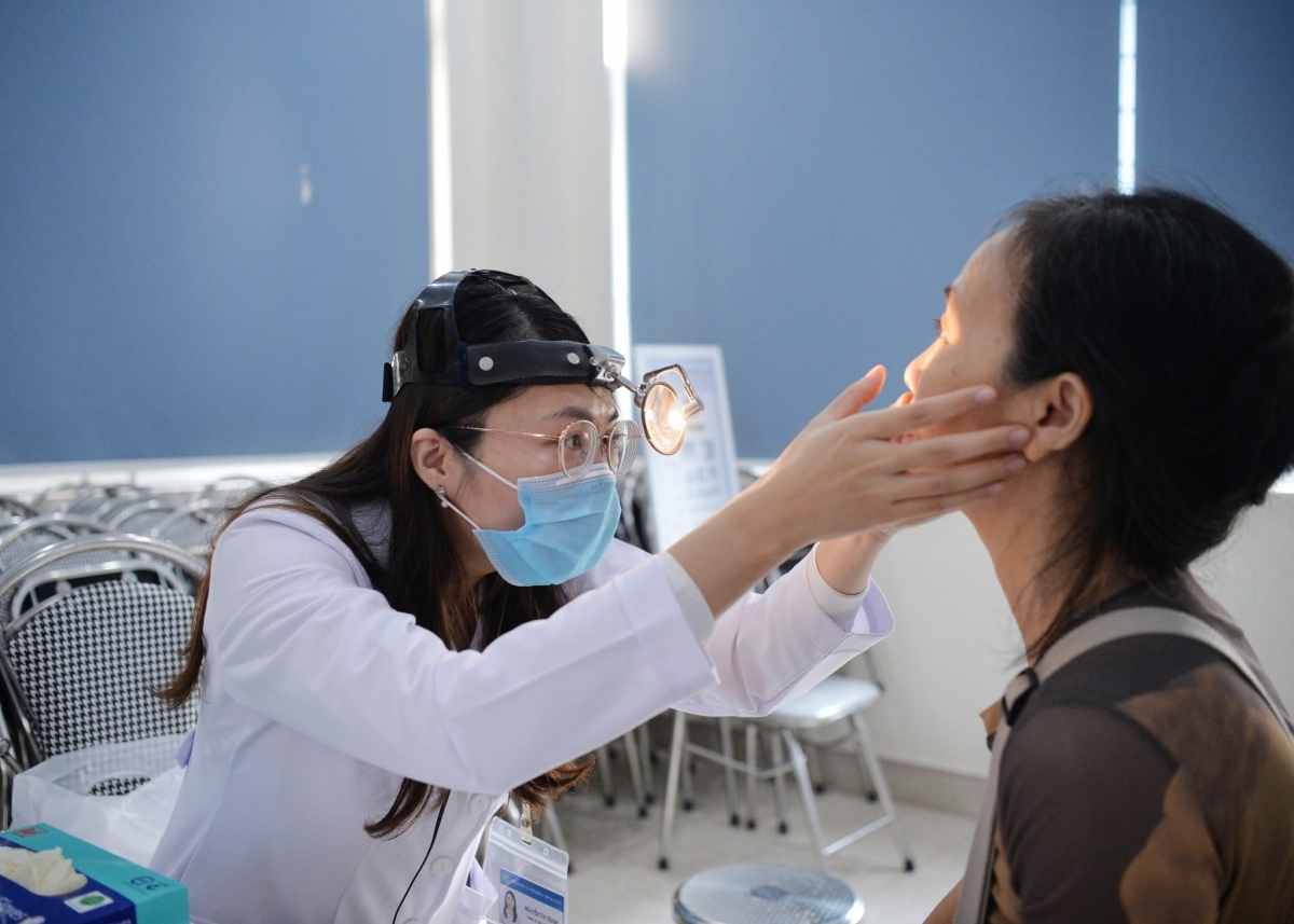Bác sí khám kiểm tra sức khỏe cho bạn trẻ tại xã Thường Tín