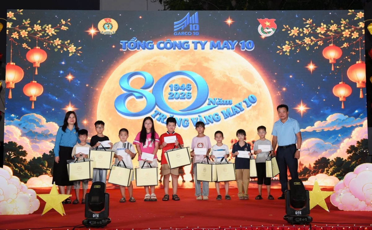 Ban Lãnh đạo Tổng Công ty May 10 trao quà Trung thu 