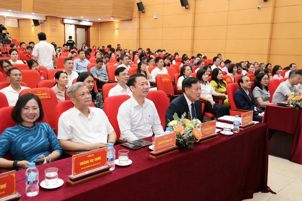 Ông Lê Thanh Dũng (thứ ba từ trái sang) cùng các đại biểu là Lãnh đạo Bộ Y tế, đại diện các Cục, Vụ, Nhà trường dự lễ mít tinh hưởng ứng Ngày tránh thai Thế giới tại Hà Nội