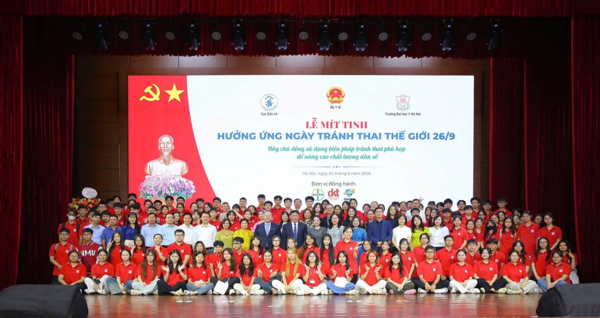 Đông đảo đại biểu và các em sinh viên dự lễ mít tinh hưởng ứng Ngày tránh thai Thế giới 26/9