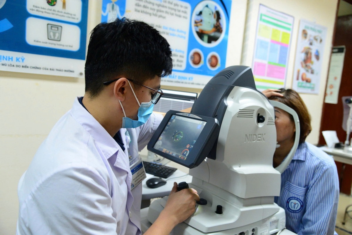 Các bác sĩ BV Nội tiết Trung ương khám tầm soát các bệnh lý về mắt cho người bệnh đái tháo đường