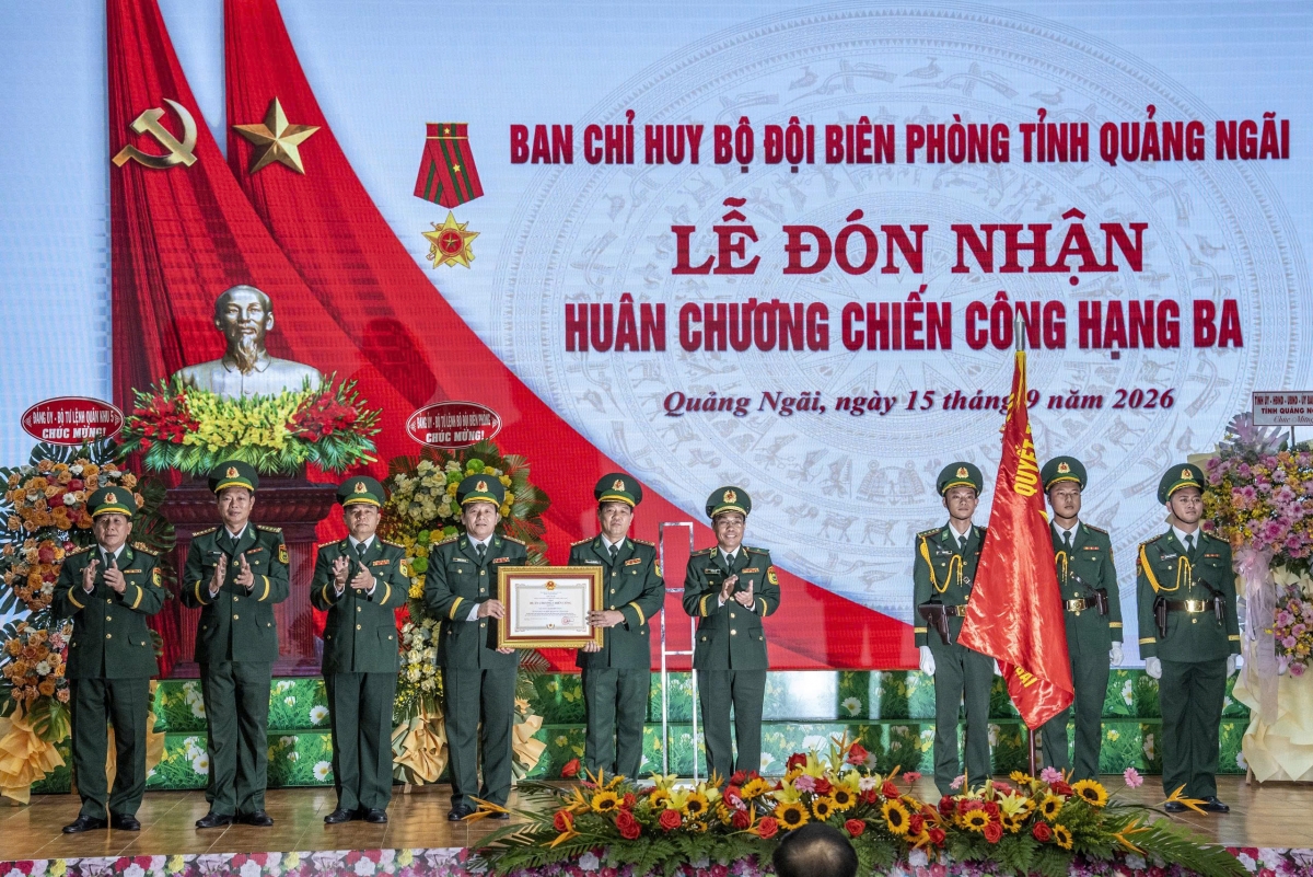 Thừa ủy quyền của Chủ tịch nước, Thiếu tướng Vũ Quốc Ân, Ủy viên Ban Thường vụ Đảng ủy, Phó Chính ủy Bộ đội Biên phòng đã trao Huân chương Chiến công hạng Ba tặng Ban Chỉ huy Bộ đội Biên phòng tỉnh Quảng Ngãi. Ảnh: Lê Văn Chương