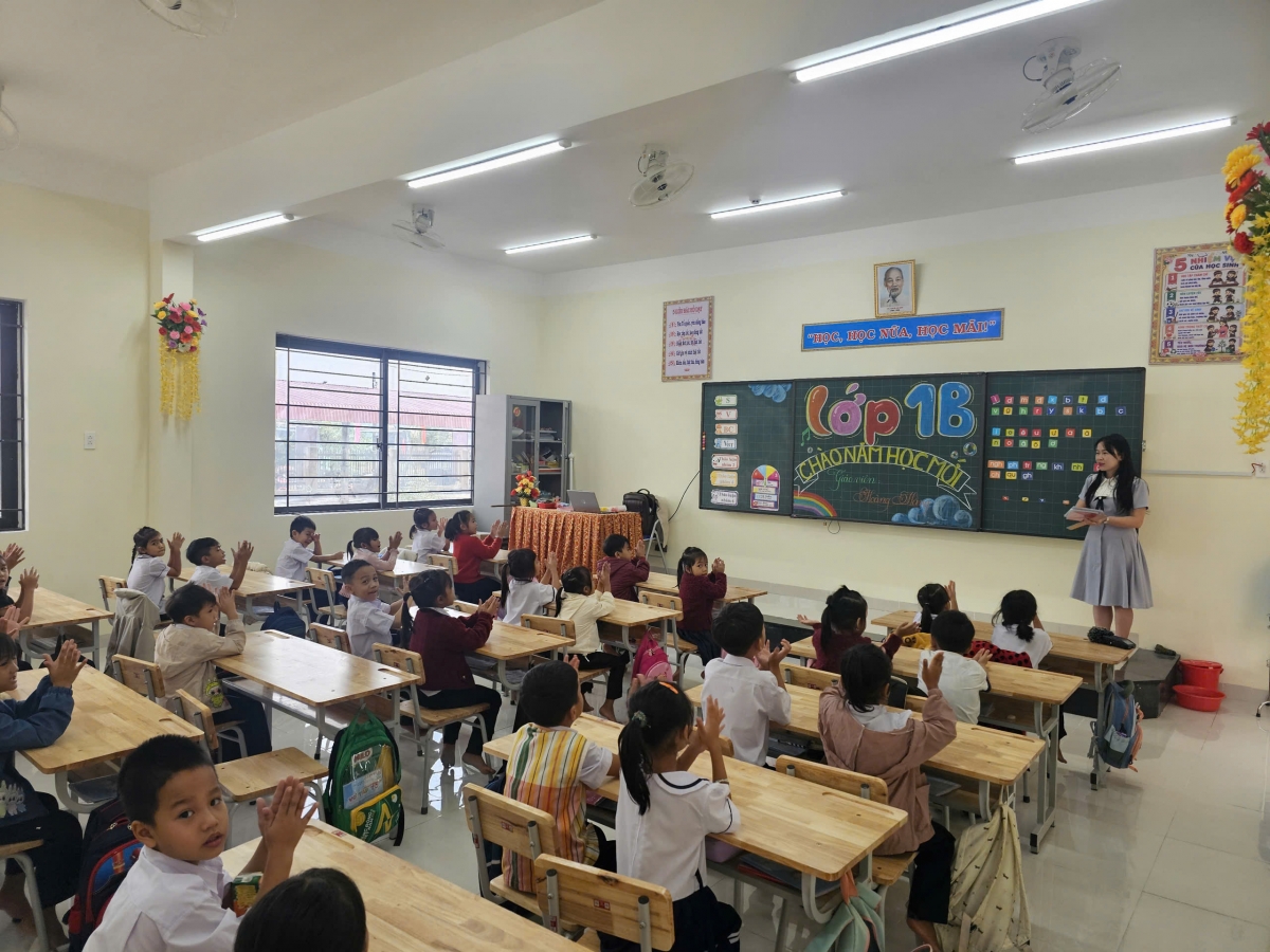 Học sinh lớp 1 Trường Phổ thông Nội trú liên cấp Tiểu học - Trung học cơ sở xã Dục Nông được hướng dẫn làm quen tiếng Việt.