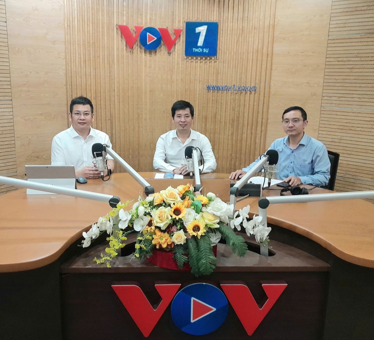 Từ trái qua phải: Anh Vũ Văn Hiến, doanh nhân Nguyễn Quang Huy và BTV Thành Trung