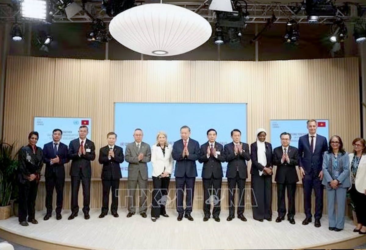 Tổng Bí thư, Chủ tịch nước Tô Lâm, Phó Tổng thư ký Liên Hợp Quốc (LHQ) Amina Mohammed và các Đại biểu chụp ảnh lưu niệm