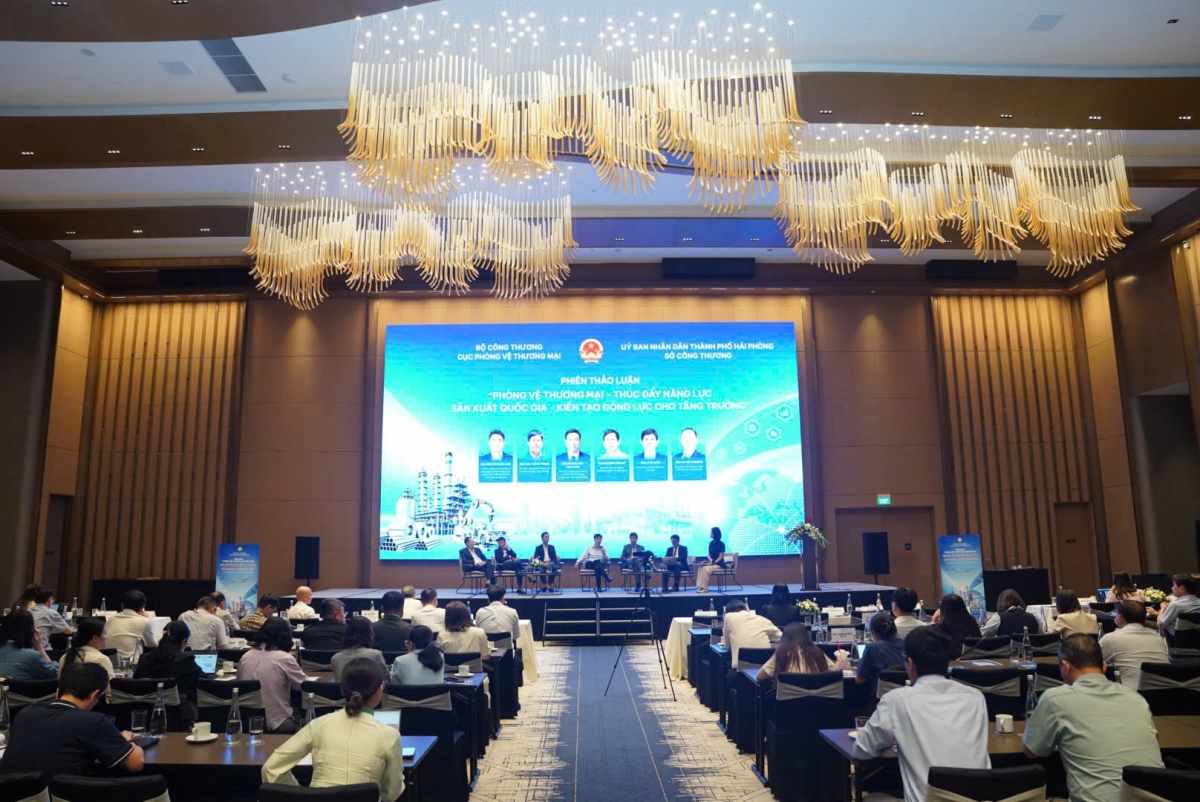 Các đại biểu, chuyên gia trao đổi tại phiên thảo luận "Phòng vệ thương mại thúc đẩy năng lực sản xuất quốc gia kiến tạo động lực cho tăng trưởng".