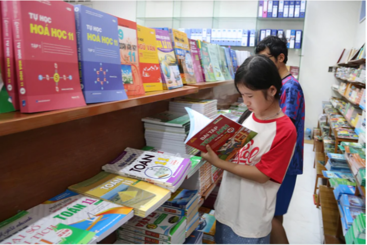 Học sinh lựa chọn sách giáo khoa.