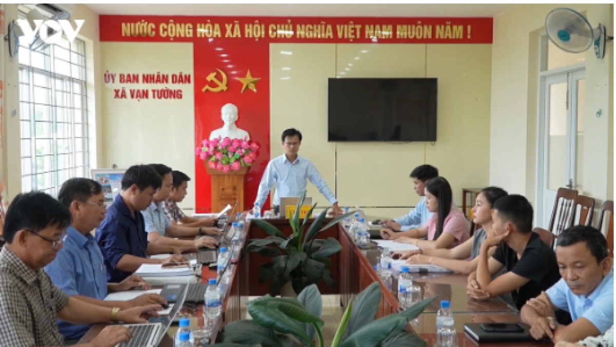 Ông Ung Đình Hiền, Chủ tịch UBND xã Vạn Tường, tỉnh Quảng Ngãi thường xuyên đối thoại với các hộ dân để đẩy nhanh tiến độ giải phóng mặt bằng các dự án tại Khu Kinh tế Dung Quất.