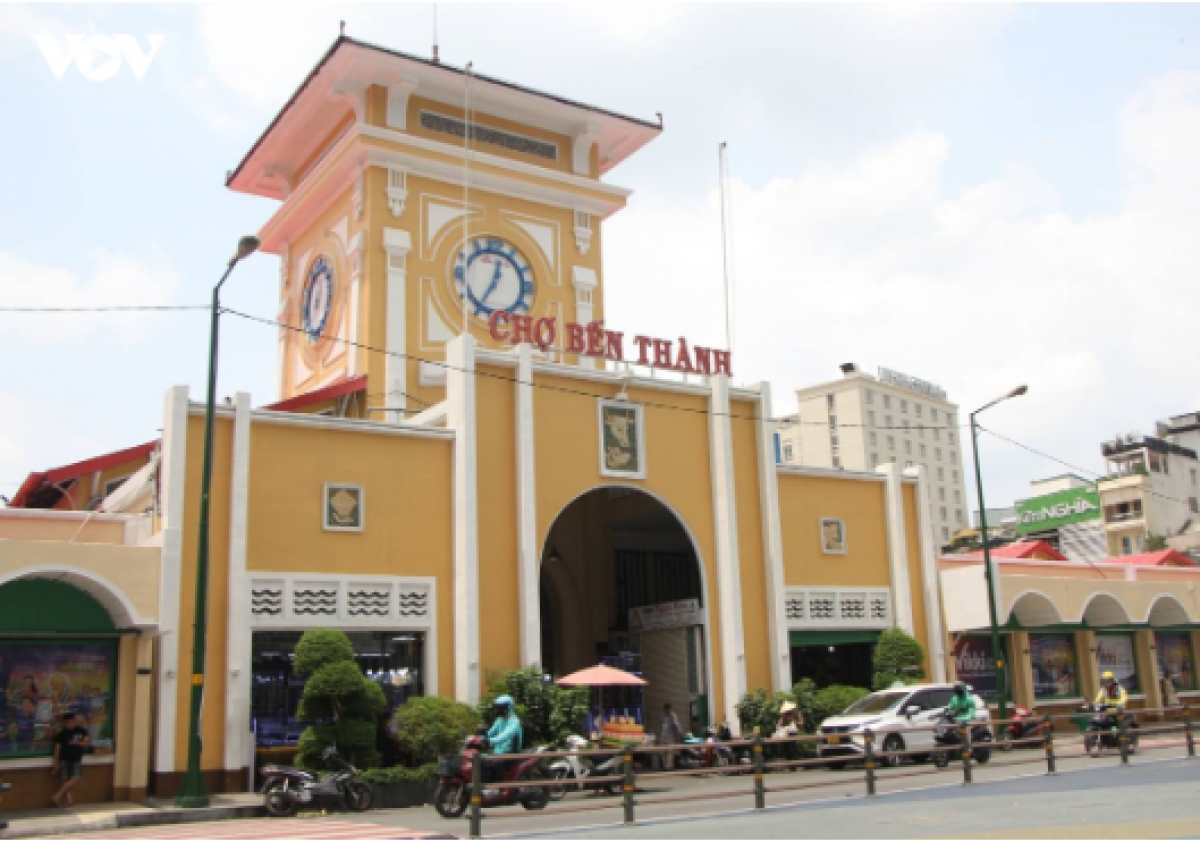 Sự đa dạng của sản phẩm, nét văn hóa địa phương, cùng dịch vụ và sự thân thiện của người dân góp phần tạo nên trải nghiệm mua sắm đáng nhớ với du khách quốc tế.
