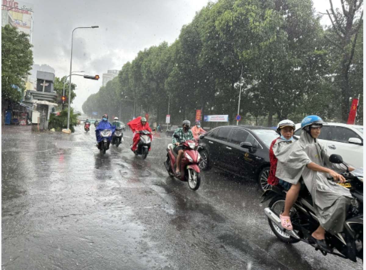 Áp thấp nhiệt đới đang trên vùng biển Quảng Trị - TP Huế, gây mưa rất to