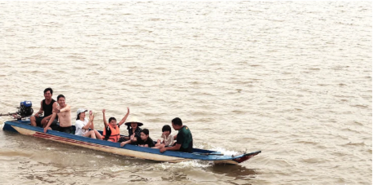 Một gia đình đi vỏ lãi trải nghiệm cánh đồng nước nổi