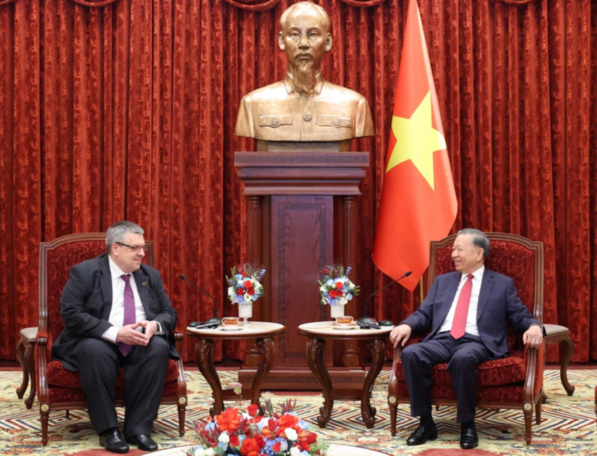 Tổng Bí thư, Chủ tịch nước Tô Lâm trao đổi với đại diện Hãng Thông tấn.