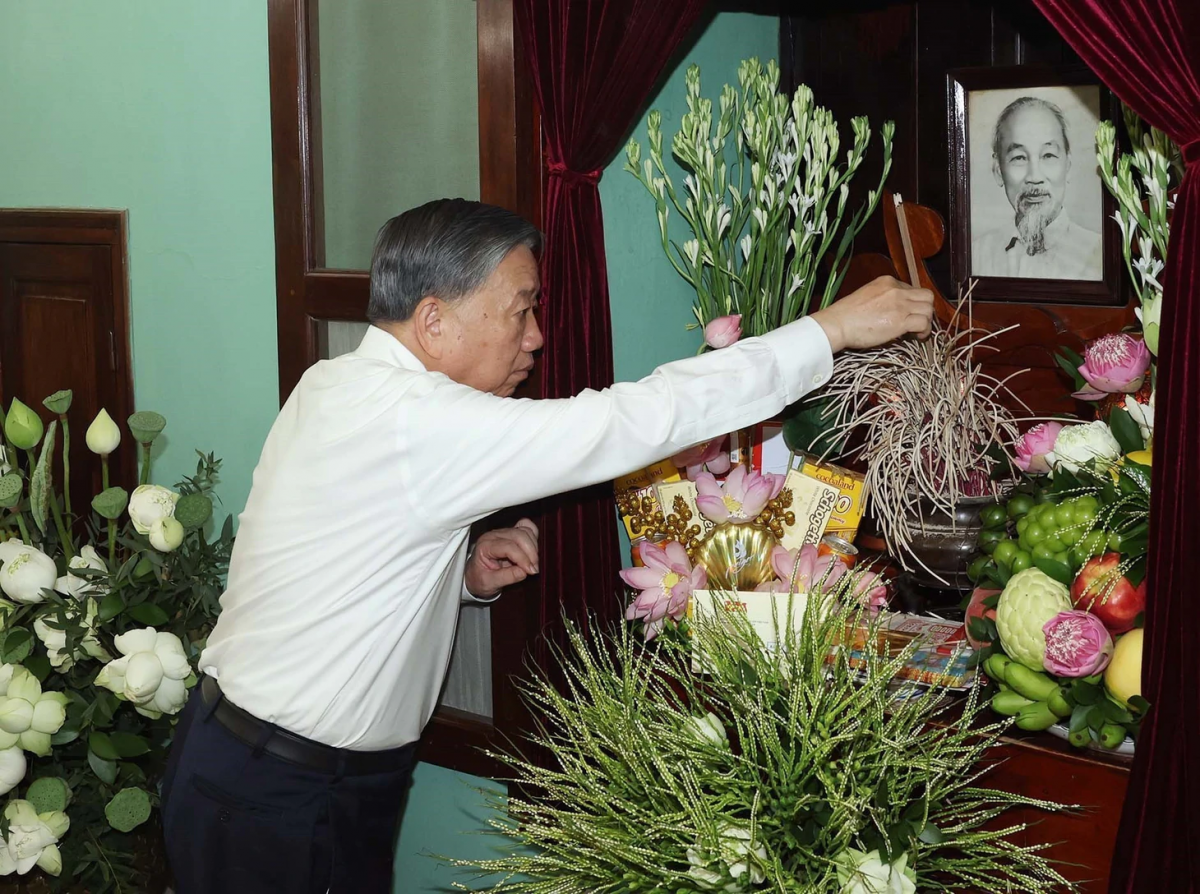 Tổng Bí thư, Chủ tịch nước Tô Lâm dâng hương tưởng nhớ Bác Hồ tại Nhà 67, Khu di tích Chủ tịch Hồ Chí Minh trong Phủ Chủ tịch - Ảnh: TTXVN