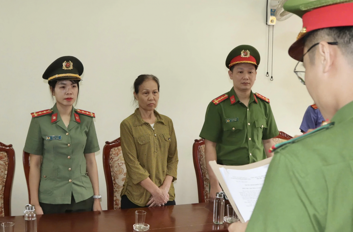 Cảnh sát tống đạt các quyết định và lệnh tố tụng đối với bà Tưởng Thị Hòe, sau khi Viện KSND cùng cấp phê chuẩn. ẢNH: CAO THIÊN