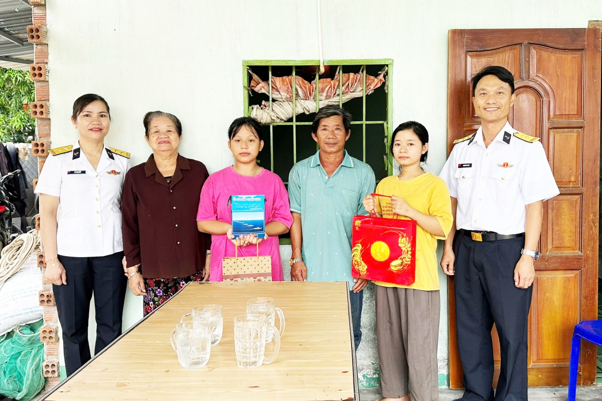 Tặng quà Tết Trung thu cháu Nguyễn Thị Hồng Vân 