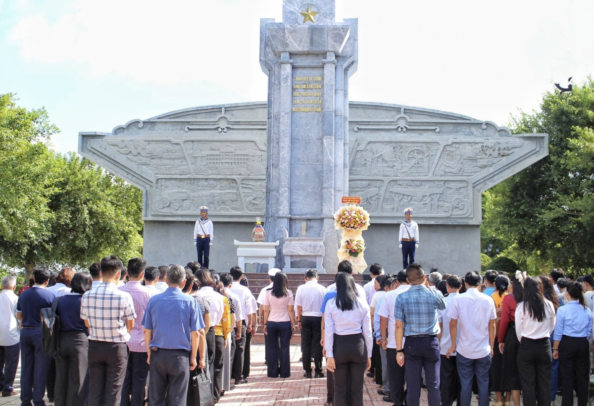 Các đại biểu dâng hương tưởng niệm các anh hùng liệt sĩ tại khuôn viên văn hoá Vùng 2