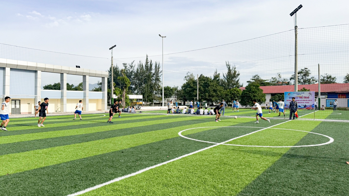 Giao lưu bóng đá giữa cán bộ, chiến sĩ Tàu 015 - Trần Hưng Đạo và Hải đội 414.