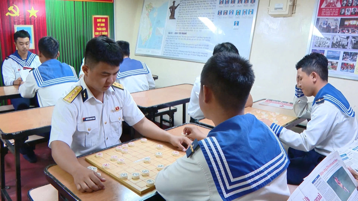 Tàu 011 - Đinh Tiên Hoàng tổ chức đọc sách, chơi cờ trong ngày nghỉ