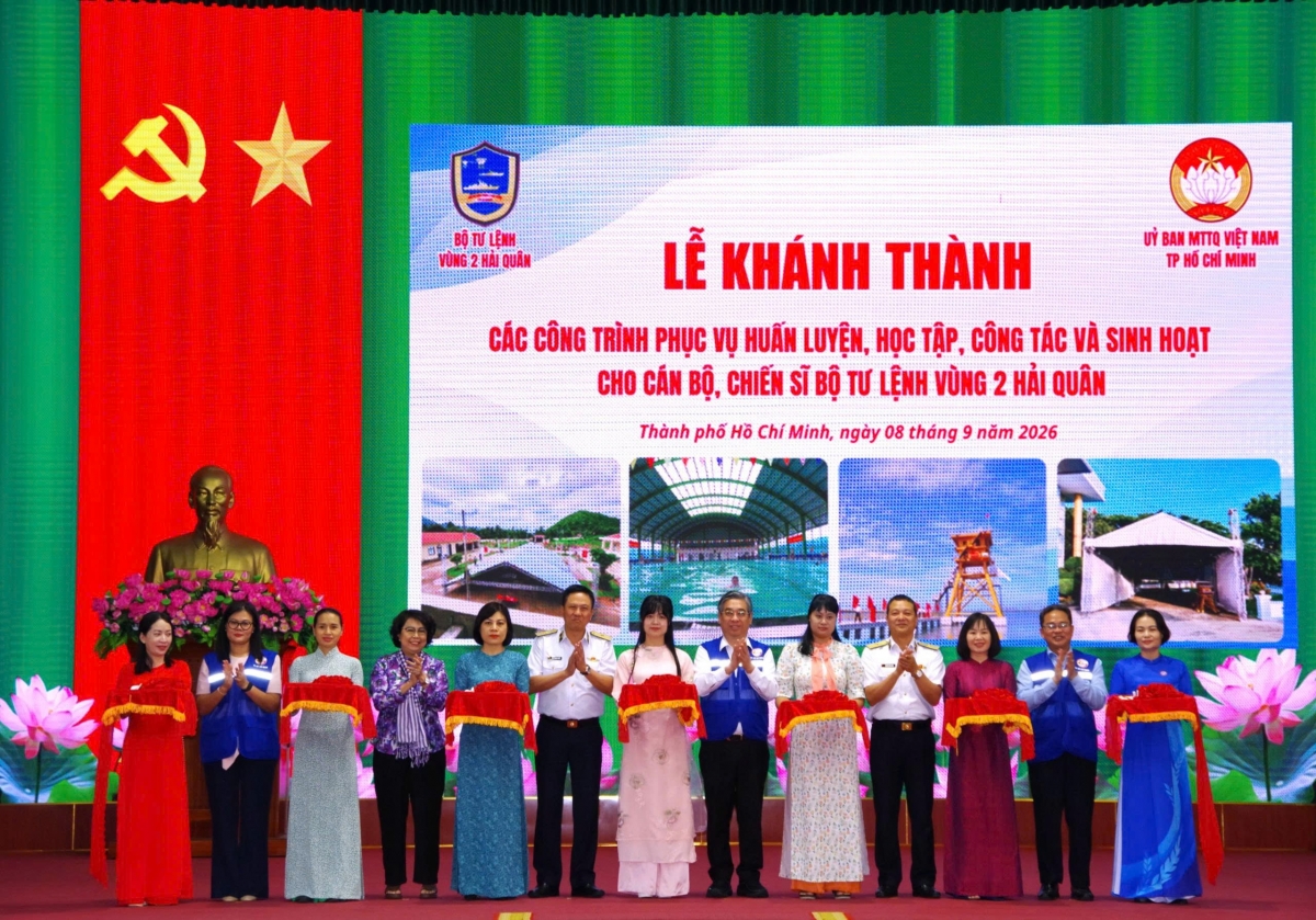 Lãnh đạo MTTQ TP.HCM và Thủ trưởng BTL Vùng 2 Hải quân cắt băng khánh thành công trình