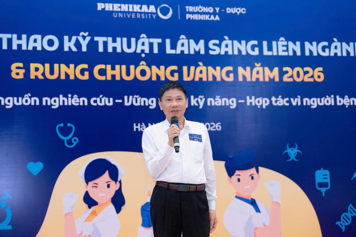 PGS.TS Nguyễn Văn Hùng - Phó Hiệu trưởng Trường Y - Dược Phenikaa phát biểu động viên các em vững tin bước vào Hội thao