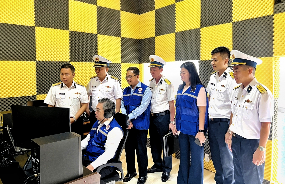 Các đại biểu tham quan công trình phòng thu âm của đơn vị