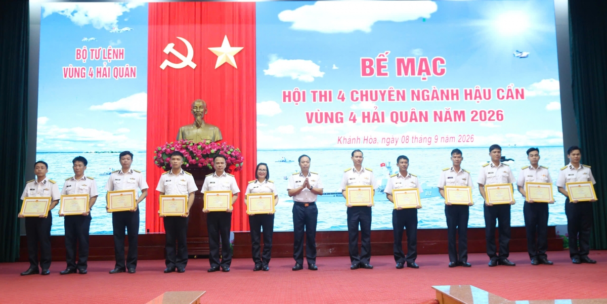 Ban tổ chức trao giải cho các đơn vị