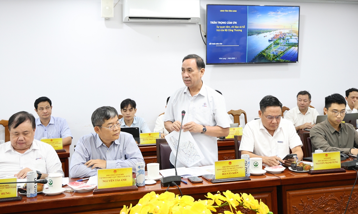 Phó Tổng giám đốc EVNNPT Bùi Văn Kiên báo cáo và nêu các kiến nghị tại buổi làm việc