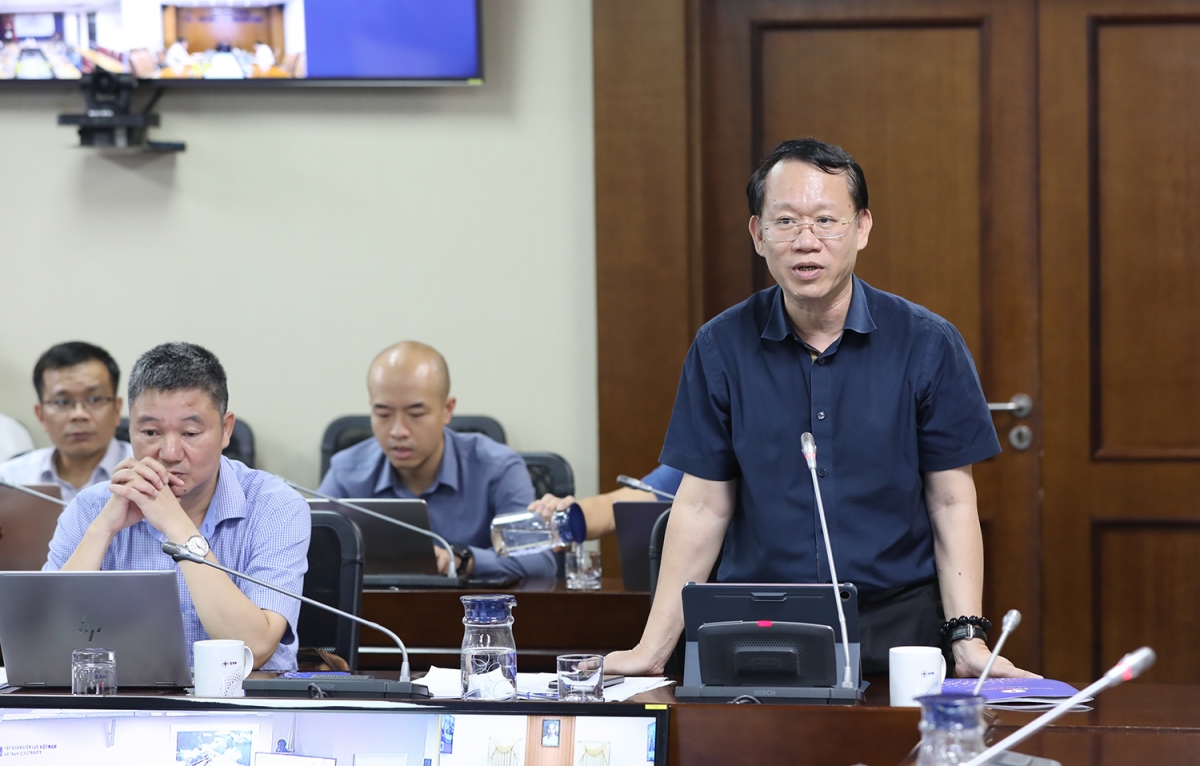 Chủ tịch HĐTV EVNNPT Nguyễn Quang Trung báo cáo tại buổi làm việc
