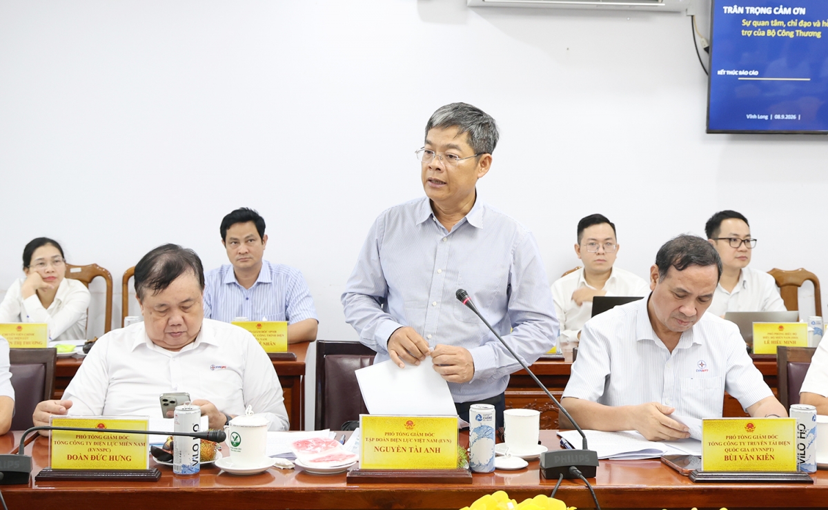 Phó Tổng giám đốc EVN Nguyễn Tài Anh báo cáo và nêu các kiến nghị tại buổi làm việc