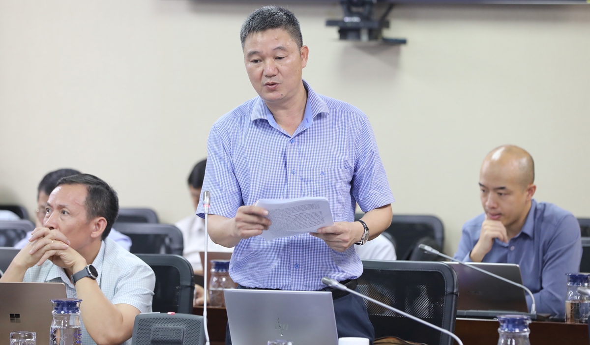 Quyền Tổng giám đốc EVNNPT Hoàng Xuân Khôi báo cáo tại buổi làm việc