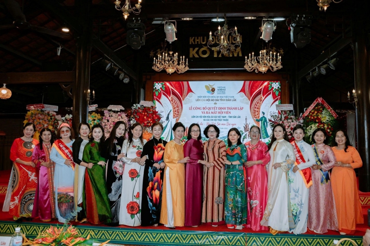 Bà Đặng Thị Ngọc Thịnh - Nguyên Ủy viên Ban Chấp hành Trung ương Đảng, nguyên Phó Chủ tịch nước và bà Đặng Thị Bích Liên – Chủ tịch Hiệp Hội văn hóa áo dài Việt Nam chụp ảnh lưu niệm tại Đăk Lăk