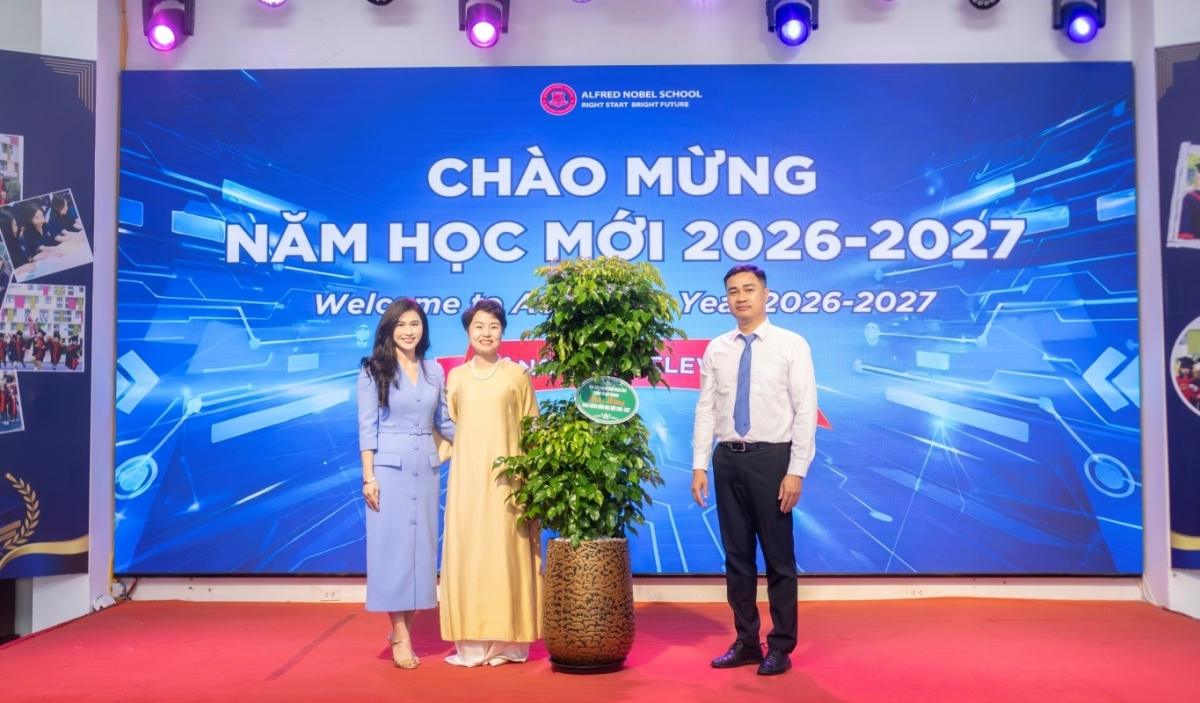 Đại diện Ban phụ huynh ANS tặng món quà khai giảng