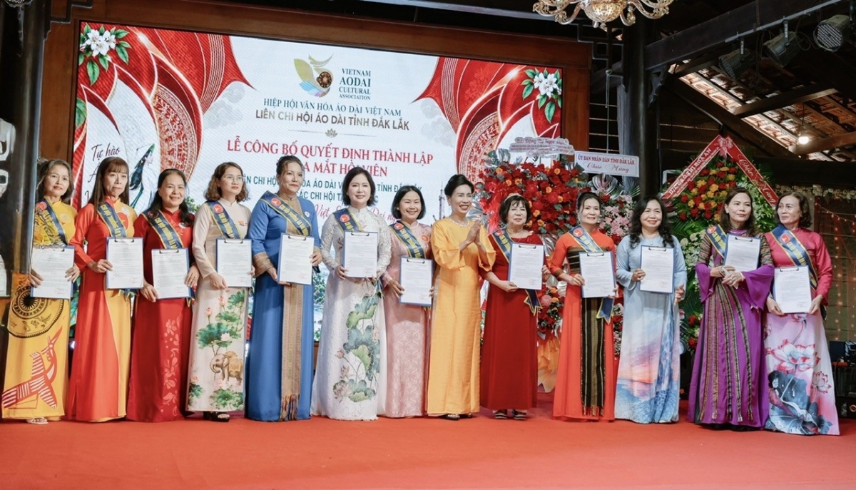 Đại diện 12 Chi hội Văn hoá Áo dài Việt nam tỉnh Đăk Lăk chụp ảnh lưu niệm cùng Chủ tịch Hiệp hội Văn hóa Áo dài Việt nam Đặng Thị Bích Liên