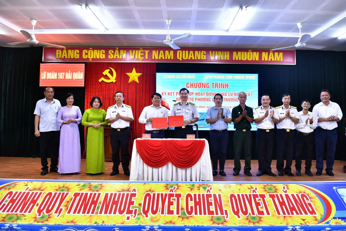 Ký kết chương trình hoạt động giữa Lữ đoàn 167 và UBMTTQ Việt Nam phường Long Trường