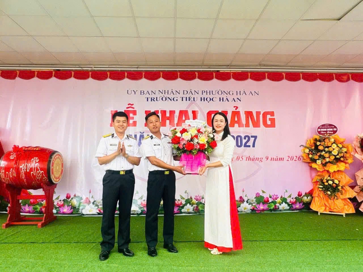 Cán bộ chiến sĩ Lữ đoàn 147 chúc mừng trường tiểu học Hà An