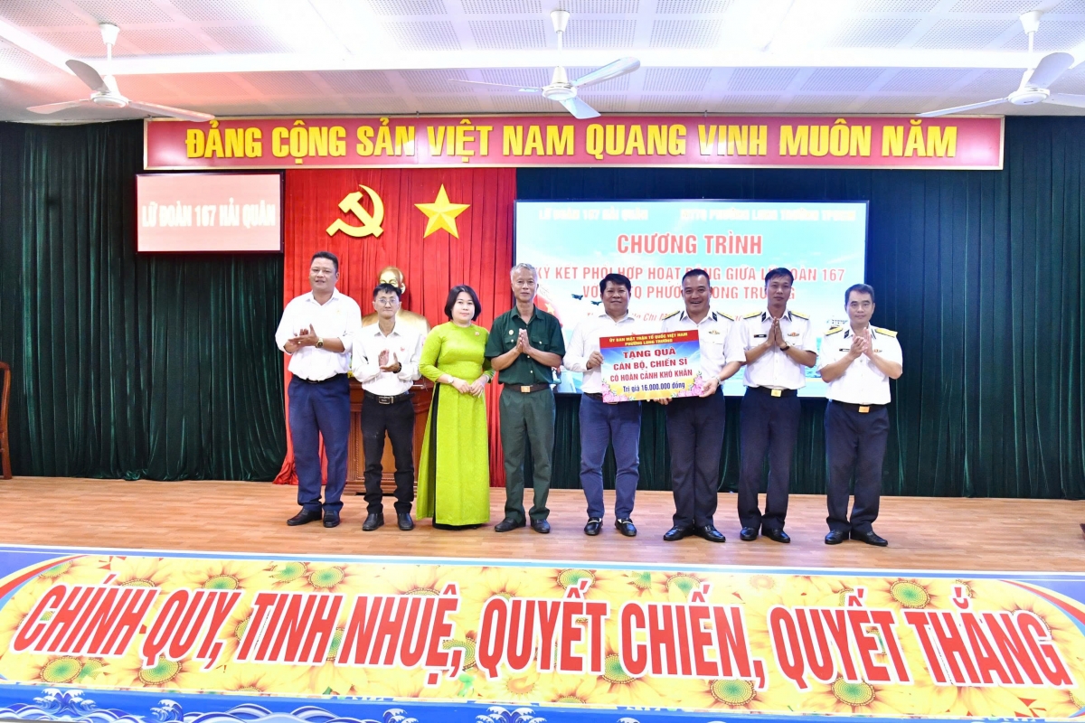 UBMTTQ Việt Nam phường Long Trường trao quà cho cán bộ, chiến sĩ có hoàn cảnh khó khăn của Lữ đoàn