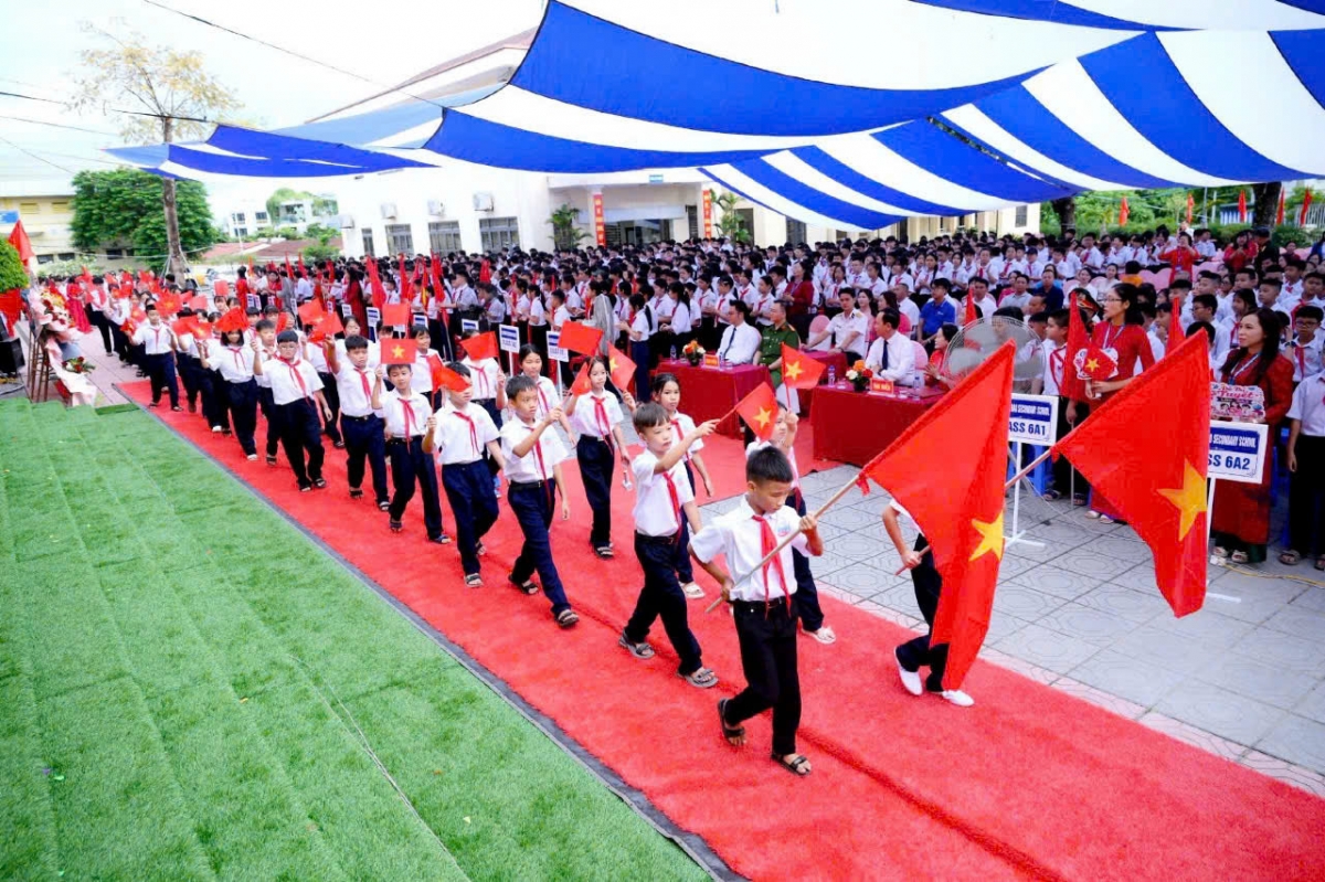 Các em học sinh hân hoan trong ngày khai trường
