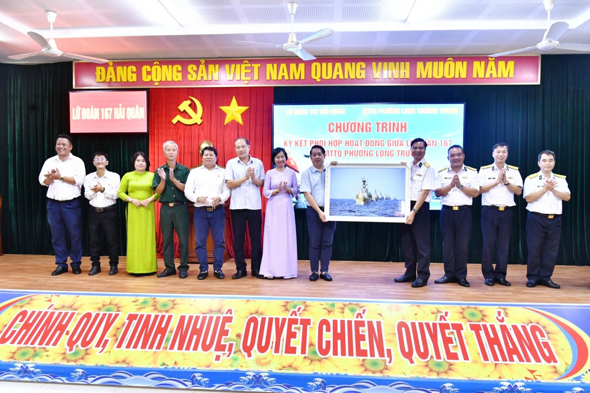 Lữ đoàn 167 tặng quà lưu niệm cho phường Long Trường