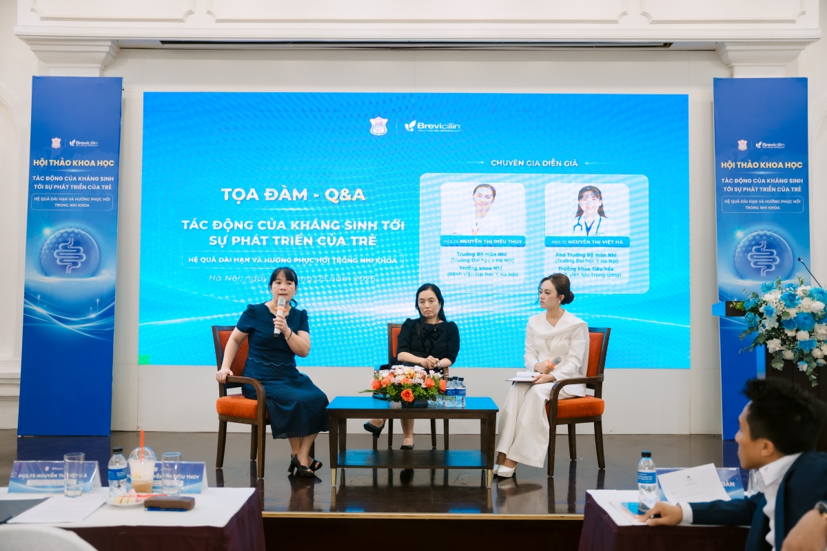 Diễn giả chia sẻ tại tọa đàm.
