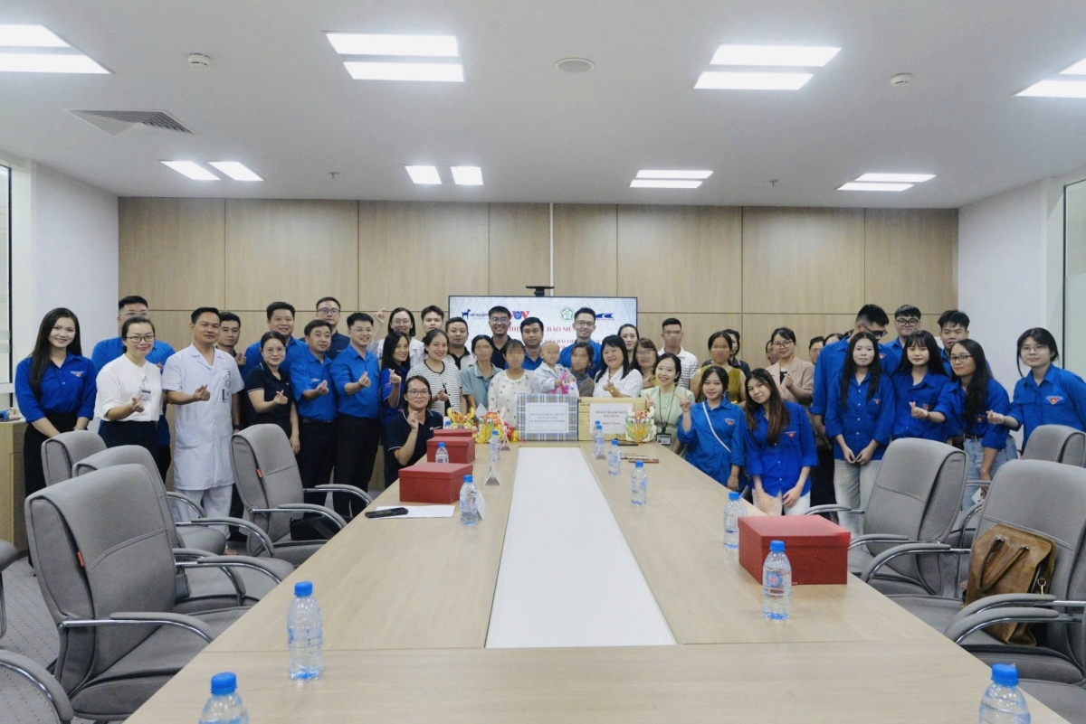 Đoàn Thanh niên Đài Tiếng nói Việt Nam cùng các nhà hảo tâm chụp ảnh lưu niệm với các y bác sĩ và người nhà bệnh nhi tại Bệnh viện Bạch Mai cơ sở Ninh Bình.