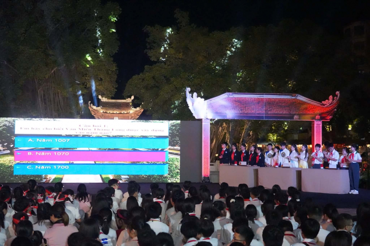 Vòng 2: Kiến thức, các đội thi đấu bằng hình thức bấm chuông giành quyền trả lời những câu hỏi về lịch sử, văn hóa, kiến trúc Văn Miếu – Quốc Tử Giám..