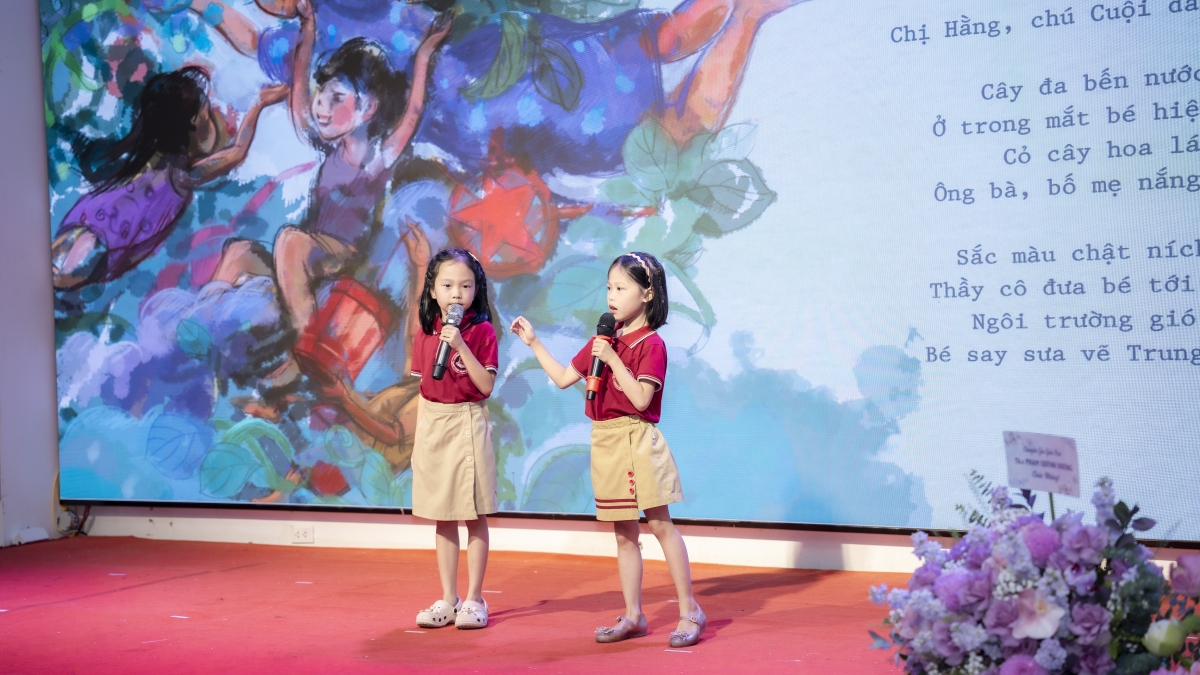 Các em học sinh tiểu học đọc thơ