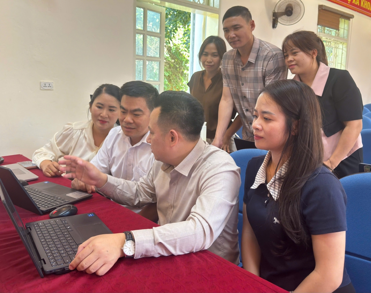 Anh Tuấn Anh trực tiếp hướng dẫn cán bộ, công chức ứng dụng các phần mềm mới