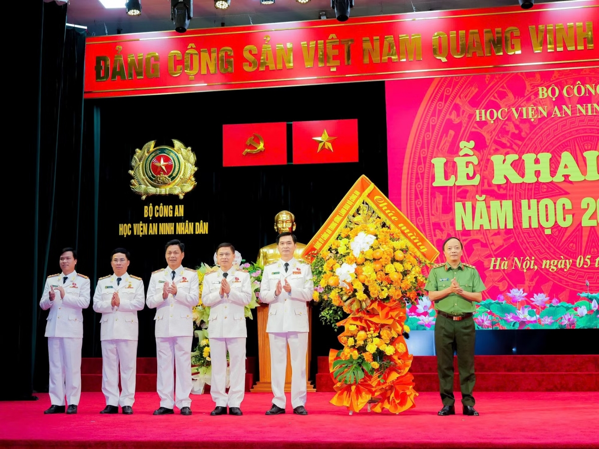 Thứ trưởng Bộ Công An Đặng Hồng Đức tặng hoa chúc mừng Học viện An ninh nhân dân tại Lễ Khai giảng năm học 2026 - 2027