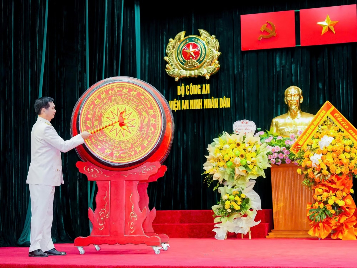 Trung tướng, PGS.TS Trịnh Ngọc Quyên, Giám đốc Học viện An ninh nhân dân đánh trống khai giảng năm học mới
