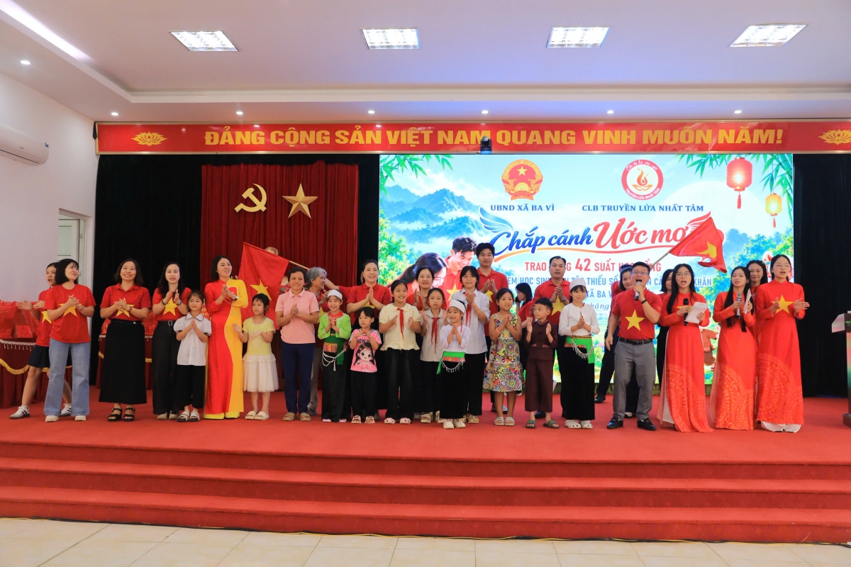 Ban tổ chức đã chuẩn bị nhiều hoạt động vui chơi, văn nghệ, đố vui có thưởng, mang đến không khí vui tươi, ấm áp 
