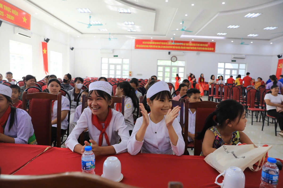 Mỗi phần quà là sự động viên thiết thực, giúp các em tận hưởng trọn vẹn hạnh phúc tuổi thơ trong mùa trăng đoàn viên